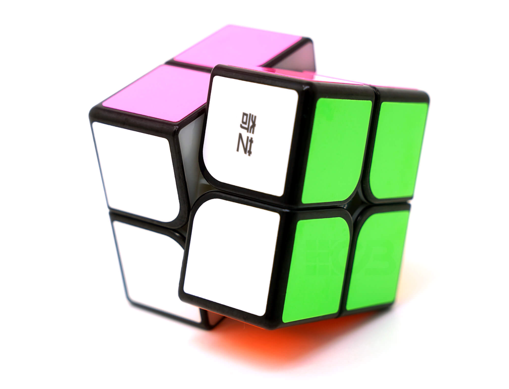 Cubo Mágico 2x2 Fluorescente QiYi sob luz UV com efeito brilhante ativado
