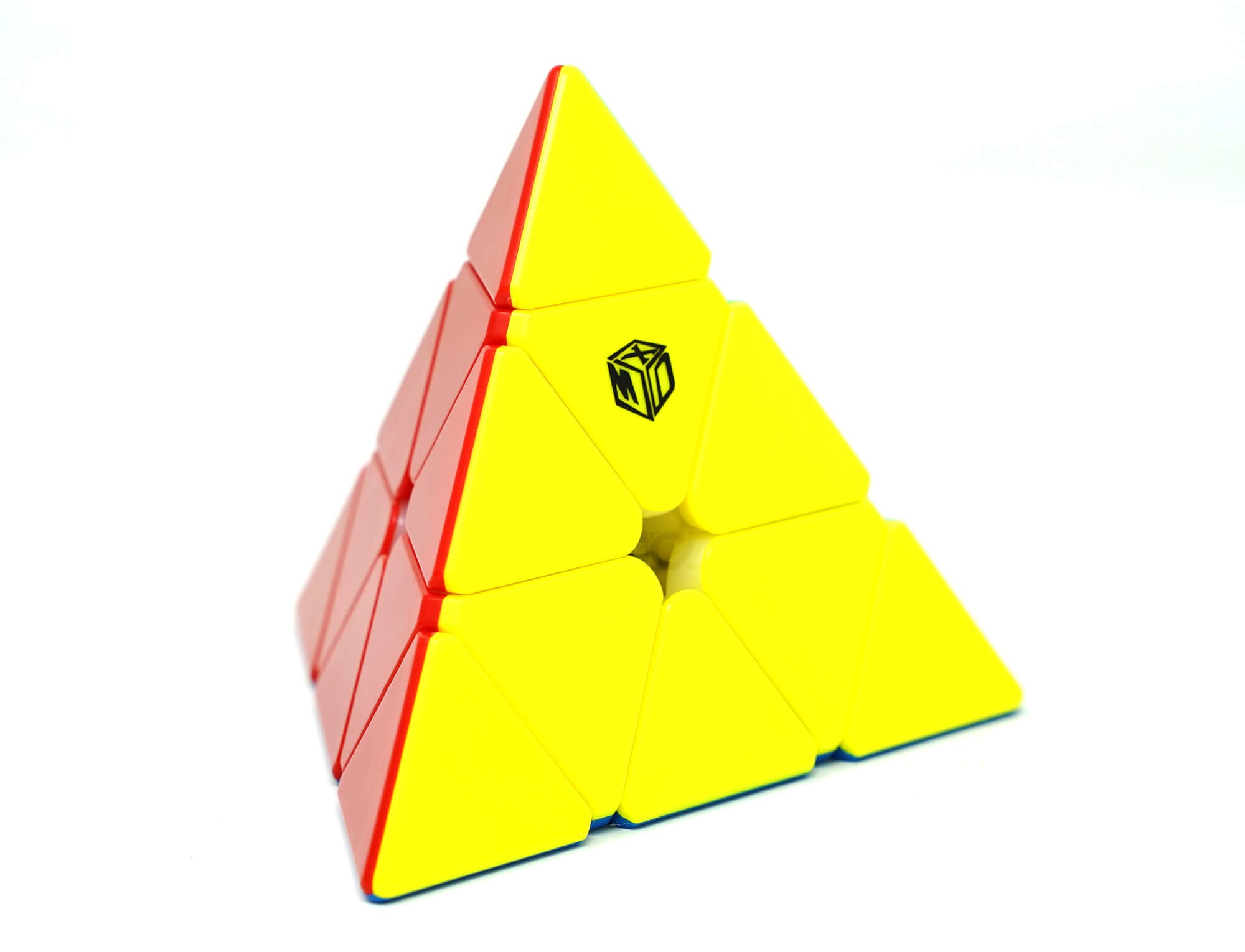 Pyraminx Bell V2 QiYi com uma das camadas rotacionadas durante a resolução