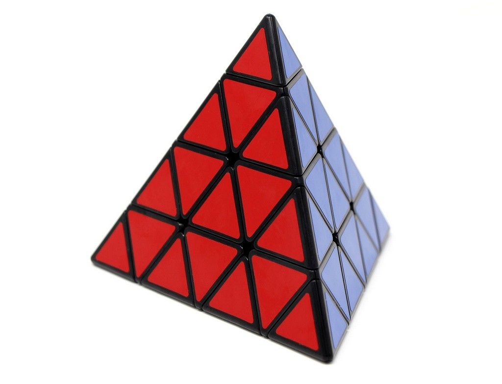 Pyraminx 4x4 QiYi Tradicional — detalhe das peças pretas com adesivos coloridos