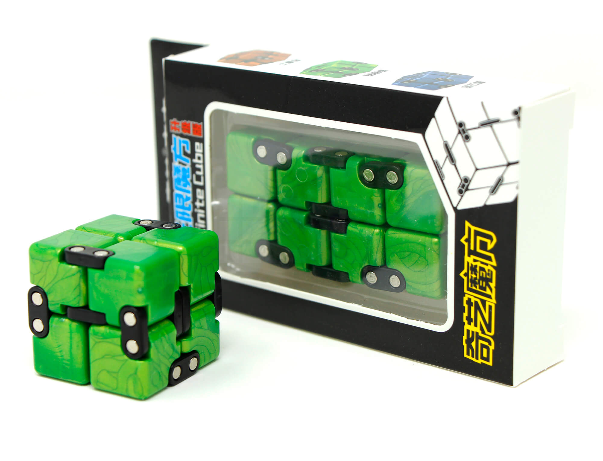 Cubo Infinito QiYi verde em movimento, exibindo padrão girado