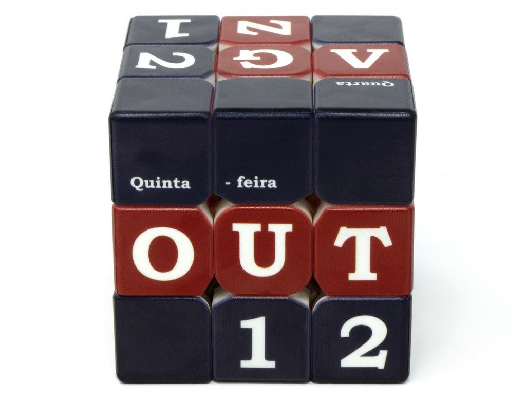 Cubo Mágico Calendário sobre mesa — uso decorativo em ambiente de trabalho
