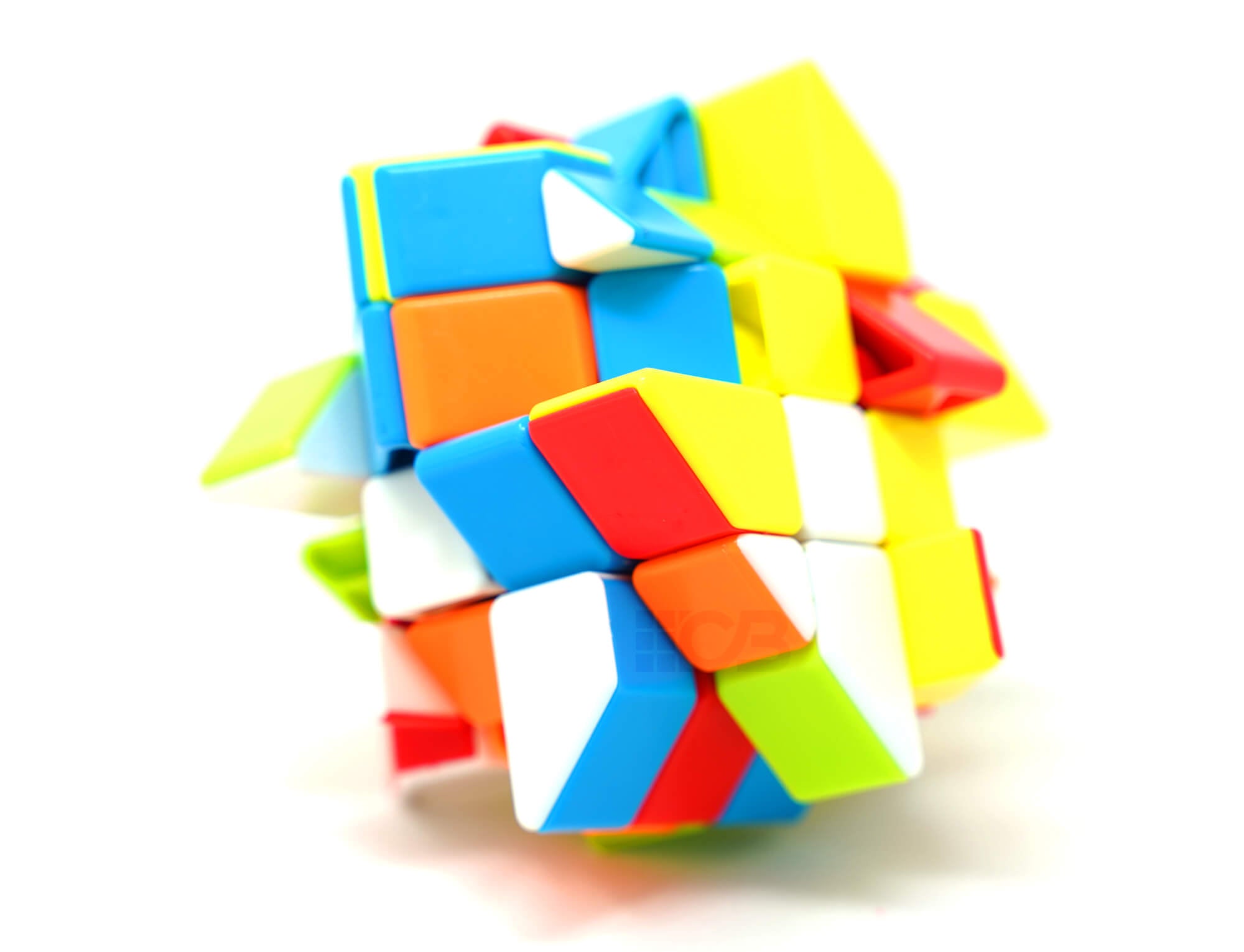Fisher Cube 4x4 Fanxin parcialmente embaralhado sobre superfície branca