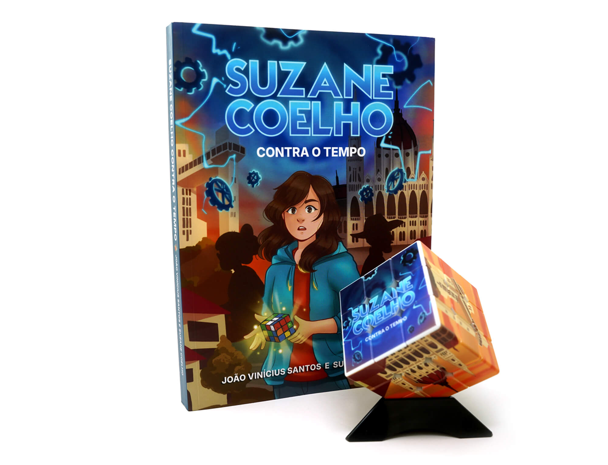 Kit com cubo mágico 3x3 personalizado Vinci Cube e livro Suzane Coelho Contra o Tempo sobre fundo branco