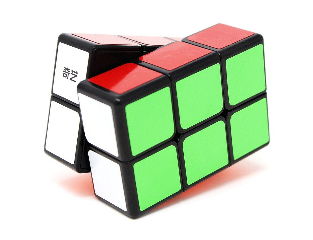 Cuboide 2x2x3 QiYi na versão stickerless com peças coloridas, vista frontal