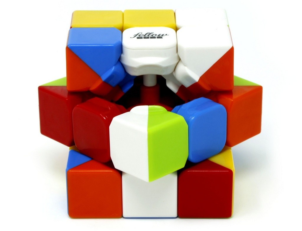Detalhe das peças coloridas do Fellow Cube Stickerless sem adesivos