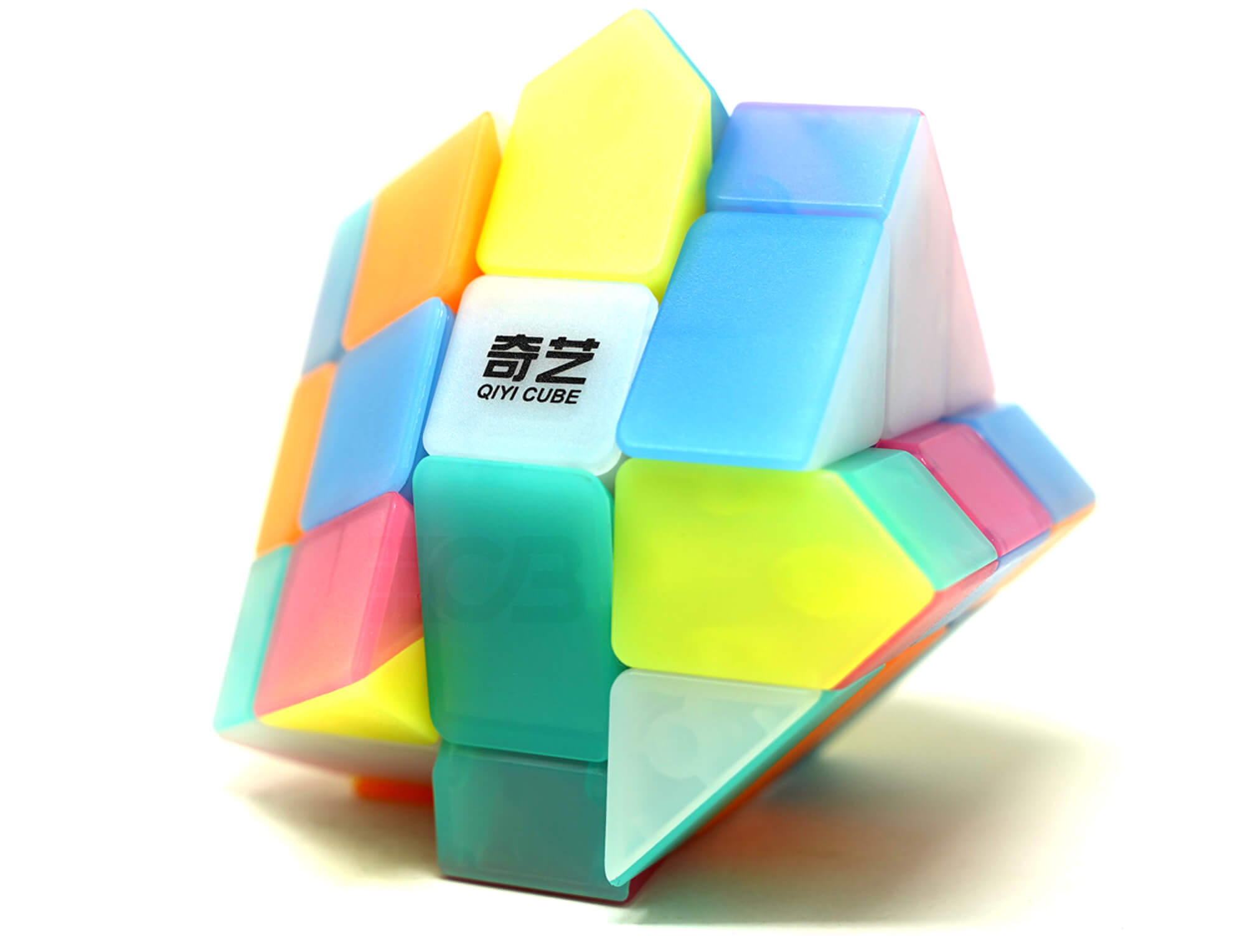 Fisher Cube QiYi Jelly parcialmente embaralhado, evidenciando a irregularidade de formas durante a resolução
