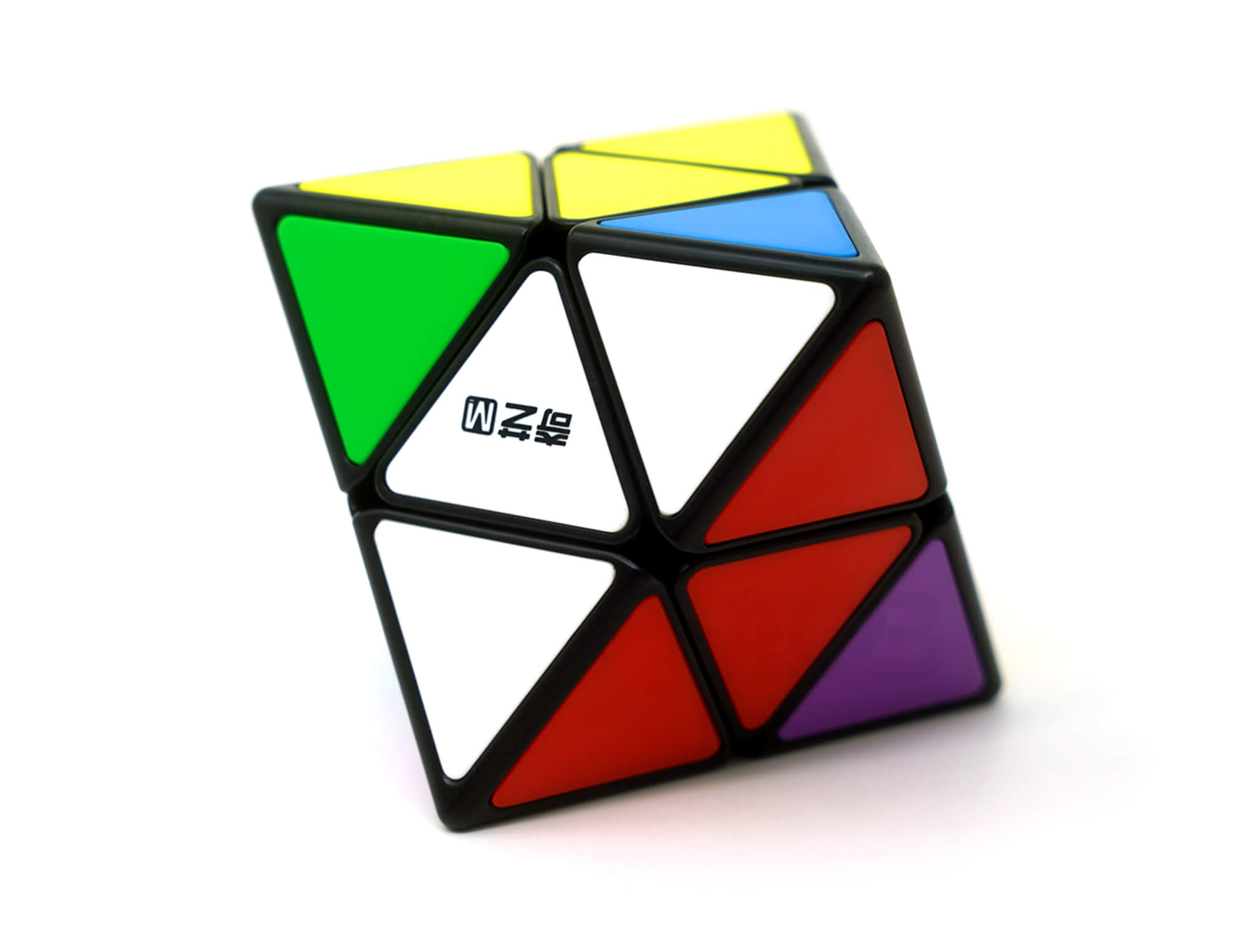 Skewb Diamond Magnético QiYi com giro aberto mostrando a mecânica interna