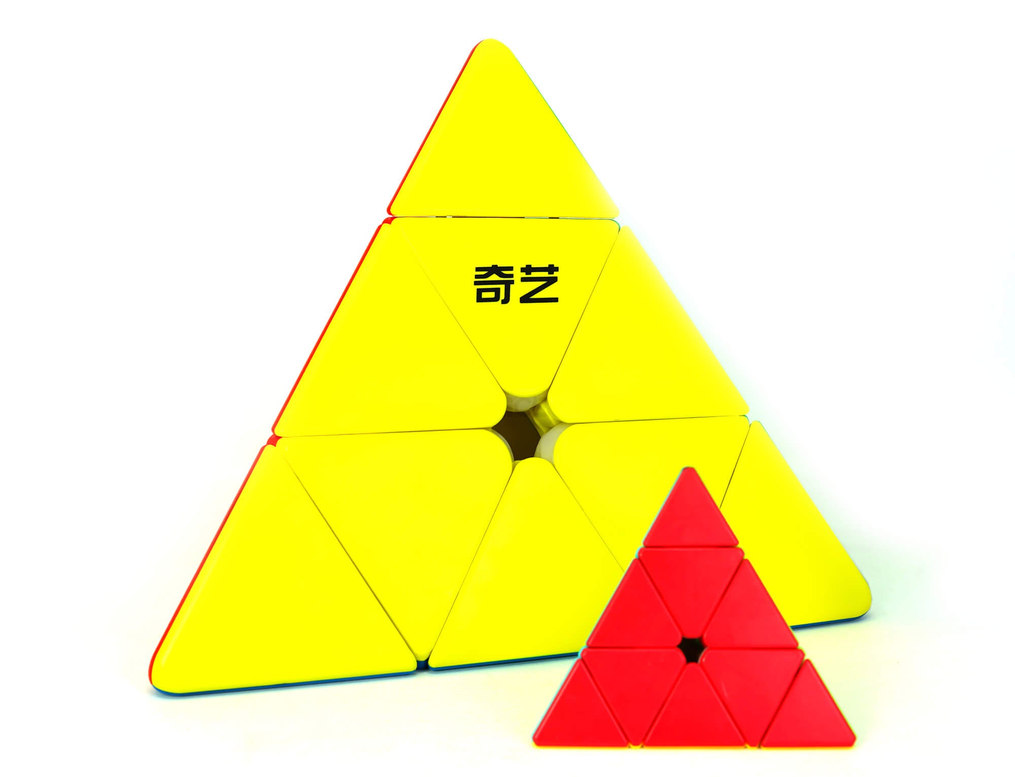 Pyraminx QiYi Qiming Plus stickerless visto de frente, mostrando as quatro faces coloridas