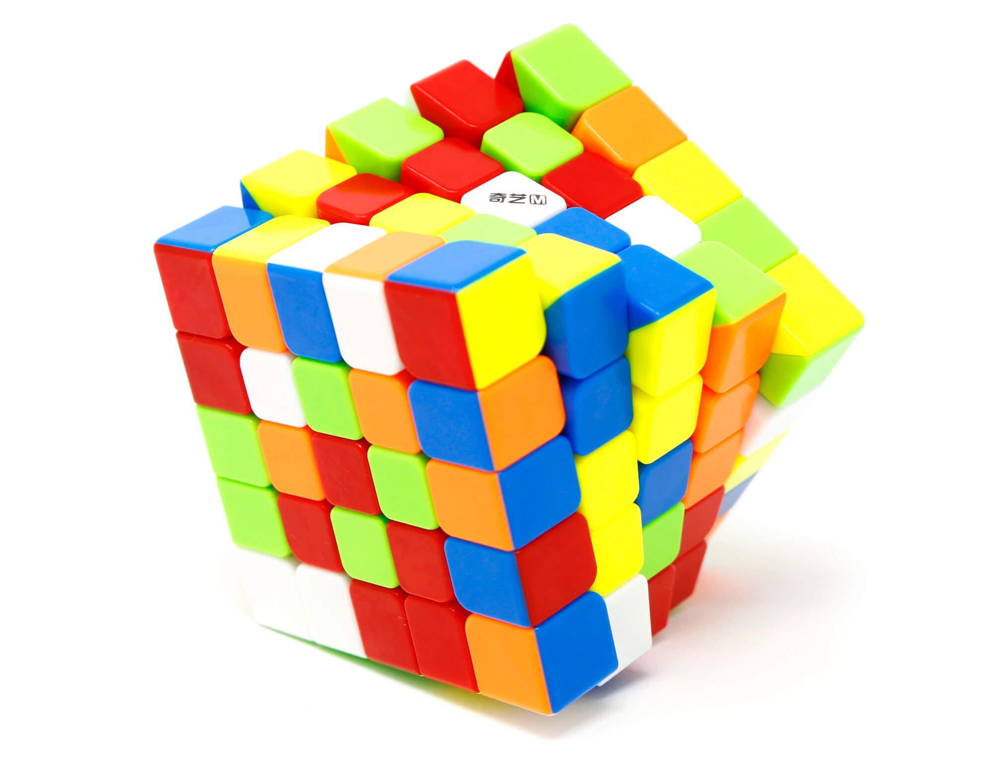 Kit QiYi MS Magnético stickerless — visão geral dos quatro cubos sobre superfície branca