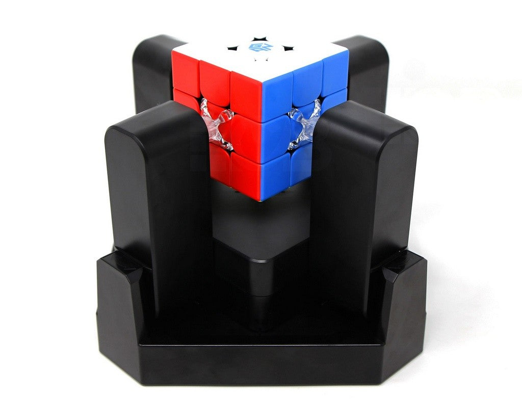 GAN Robot posicionado com cubo mágico inteligente GAN encaixado nos braços do robô