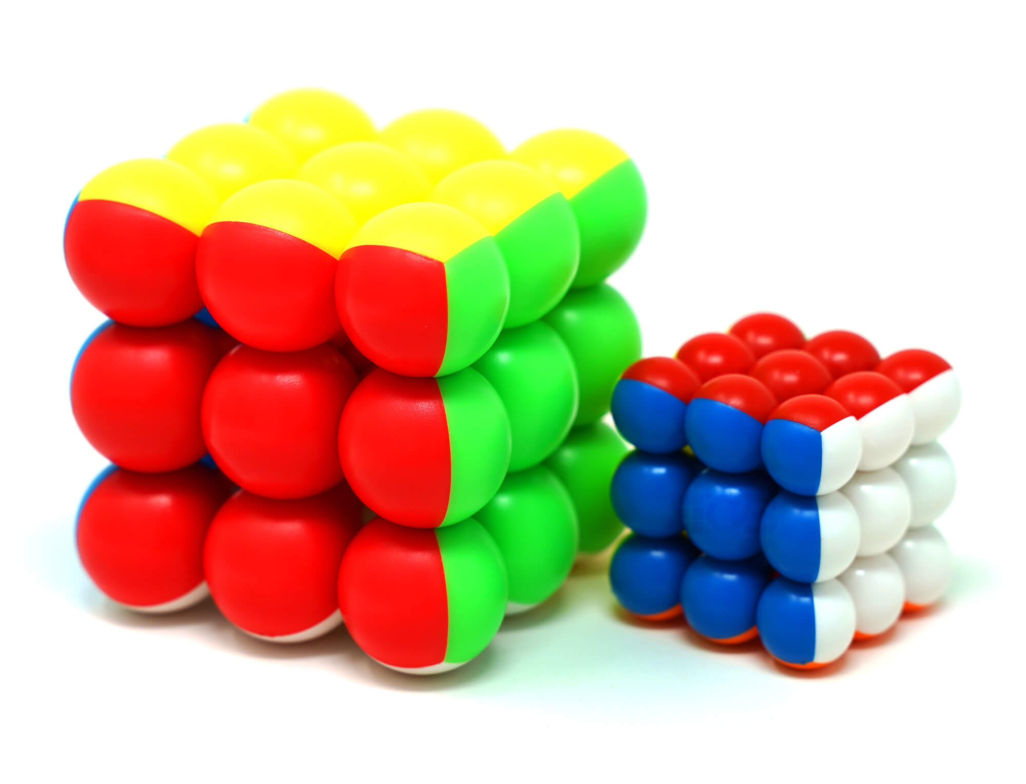 Cubos mágicos esféricos YJ em diferentes tamanhos lado a lado