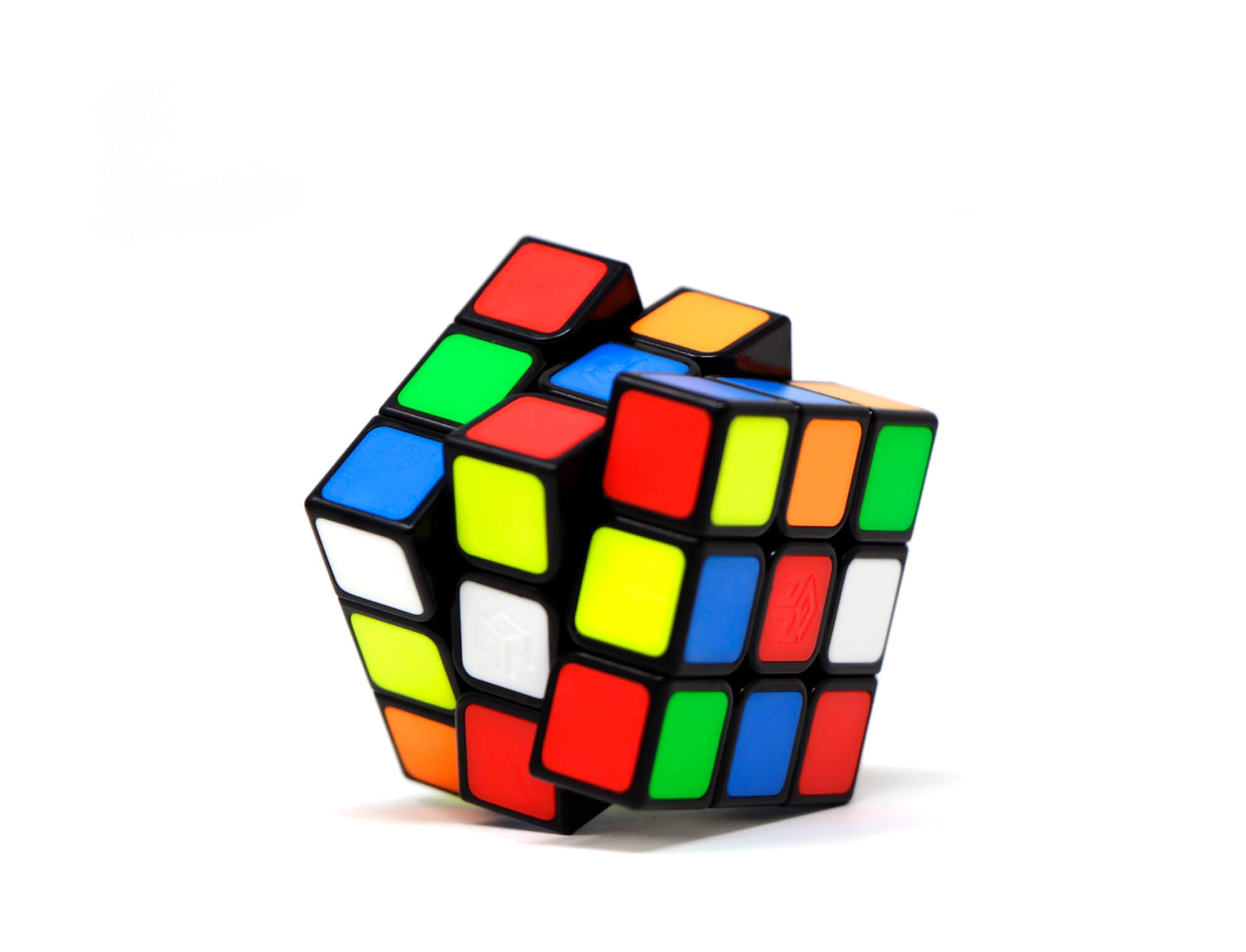 Comparação de tamanho entre cubo mágico padrão 56 mm e cubo 28 mm do GAN Mosaic Cube