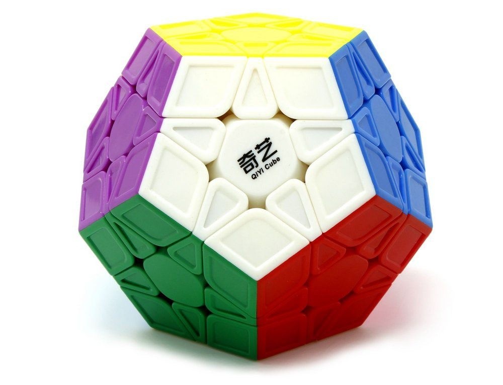 Os quatro cubos mágicos do kit QiYi posicionados lado a lado sobre fundo branco