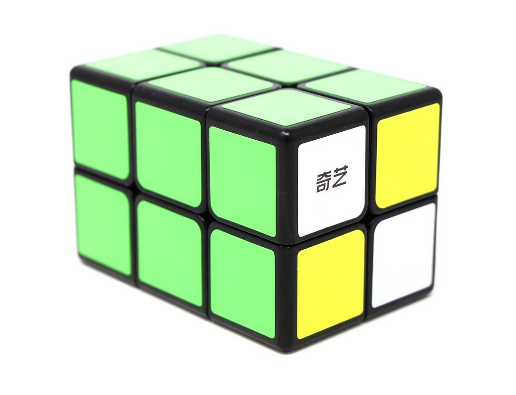Cuboide 2x2x3 QiYi em ângulo de três quartos com todas as cores visíveis