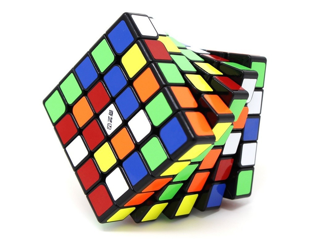 Cubo Mágico 5x5 MS Magnético QiYi stickerless — vista frontal mostrando as faces coloridas