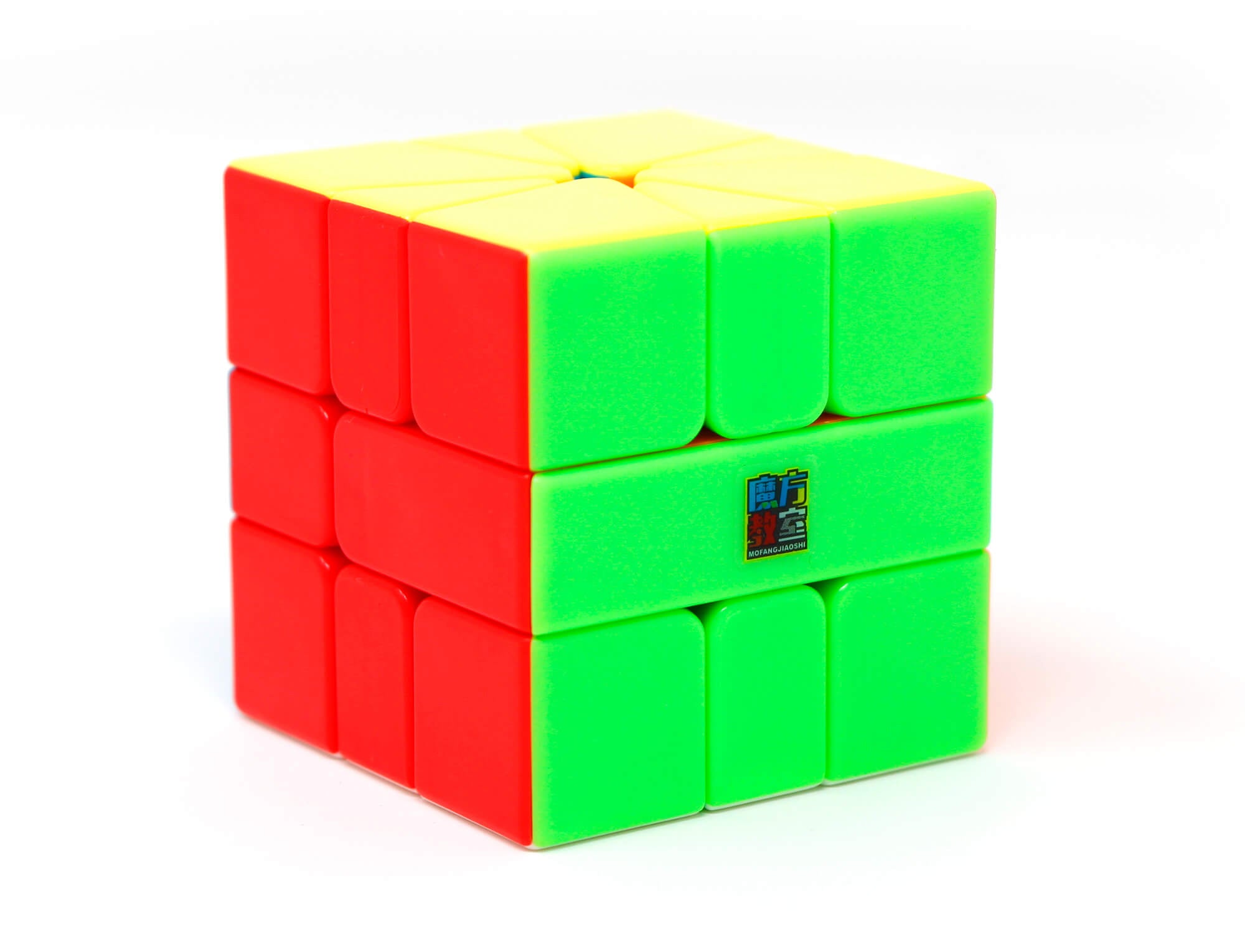 Square-1 MoYu Meilong embaralhado sobre superfície branca