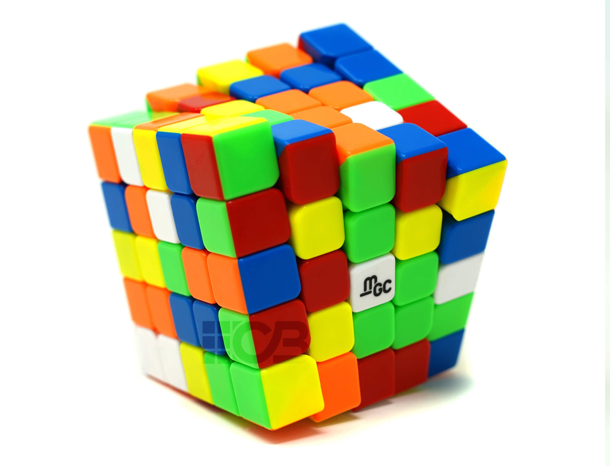 Comparativo de tamanho do Cubo Mágico 5x5 YJ MGC ao lado de uma mão adulta
