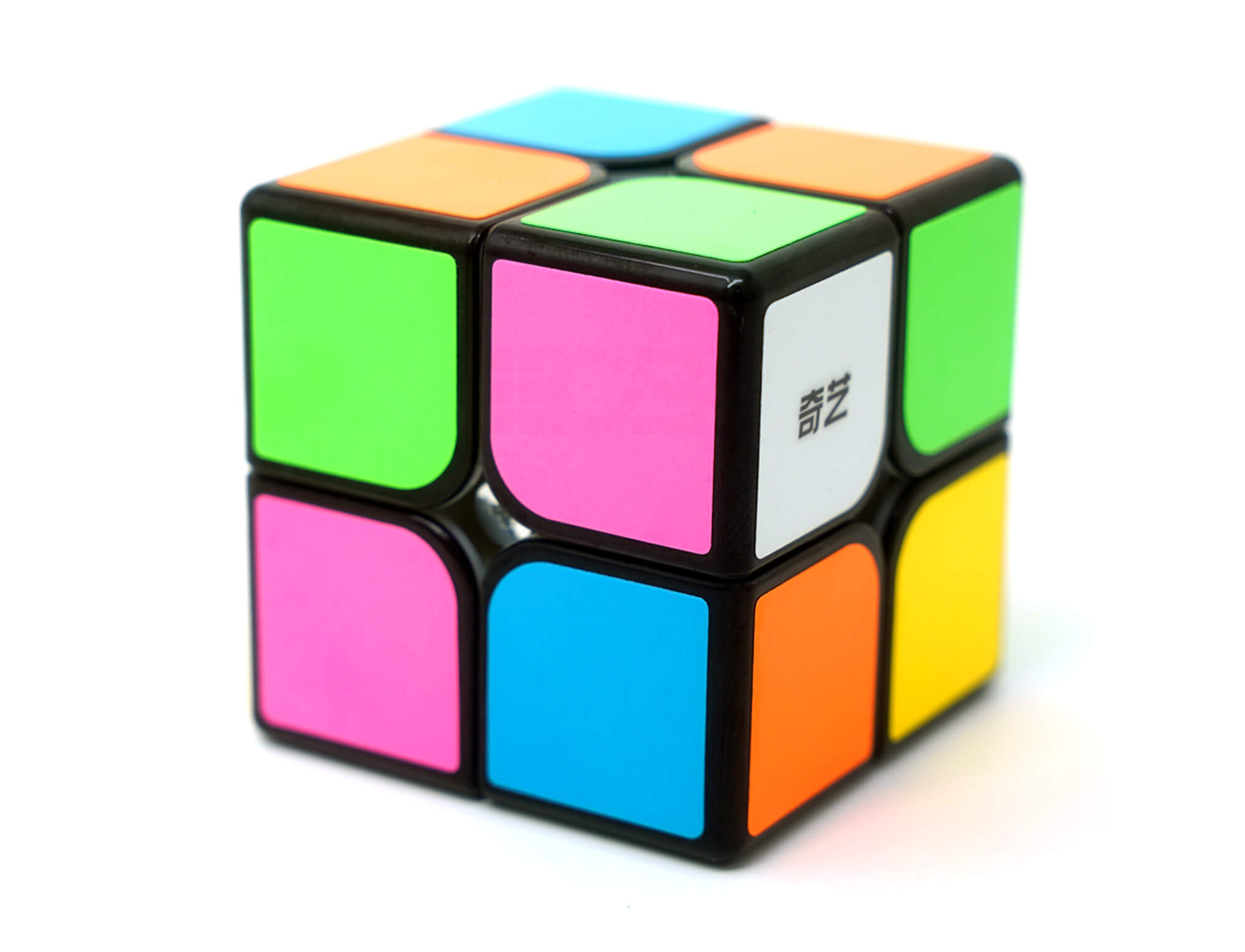 Cubo Mágico 2x2 Fluorescente QiYi fotografado em ambiente escuro com brilho visível