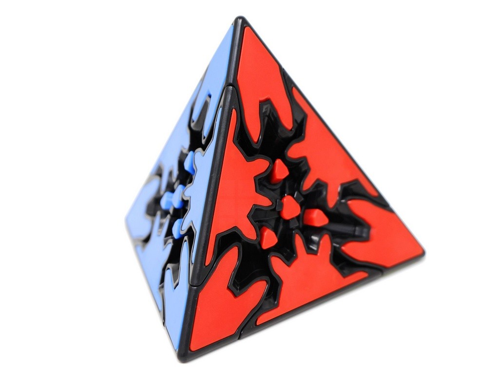 Pyraminx Gear QiYi desmontado ou em posição embaralhada sobre fundo neutro