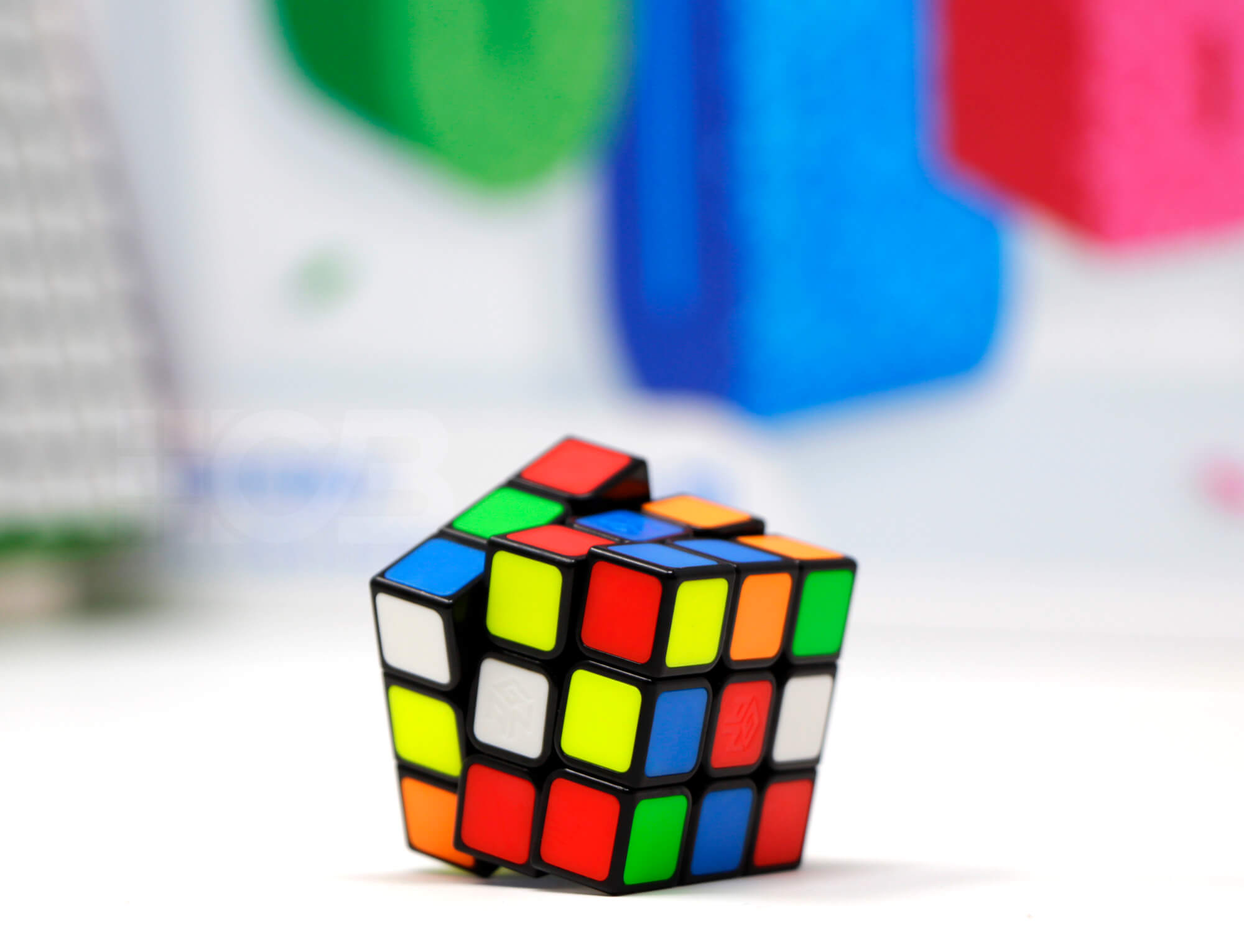 Conexão magnética entre dois expositores GAN Mosaic Cube para ampliar o painel de mosaico