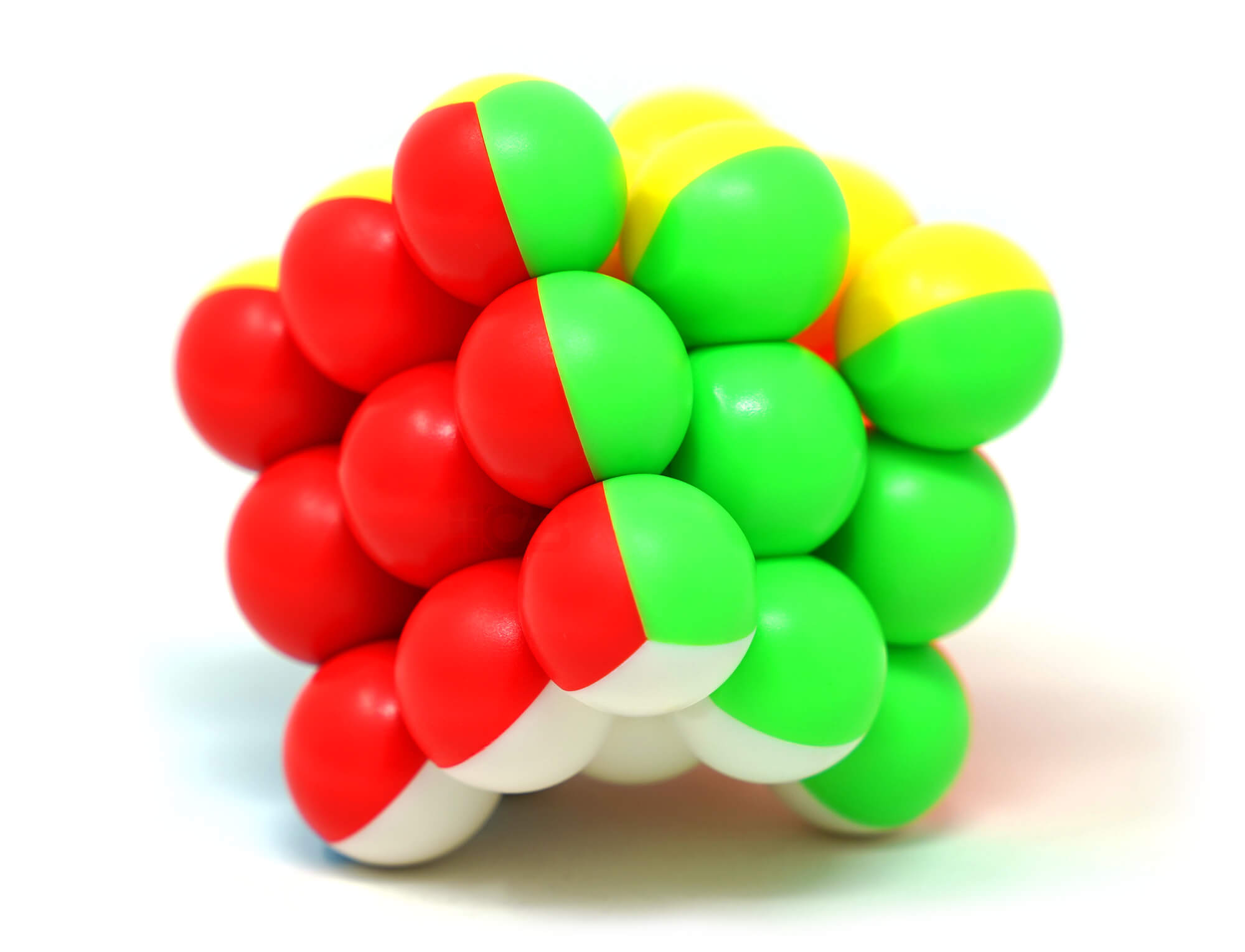 Cubo Mágico 3x3 Bolas YJ em ângulo diagonal mostrando as três faces coloridas