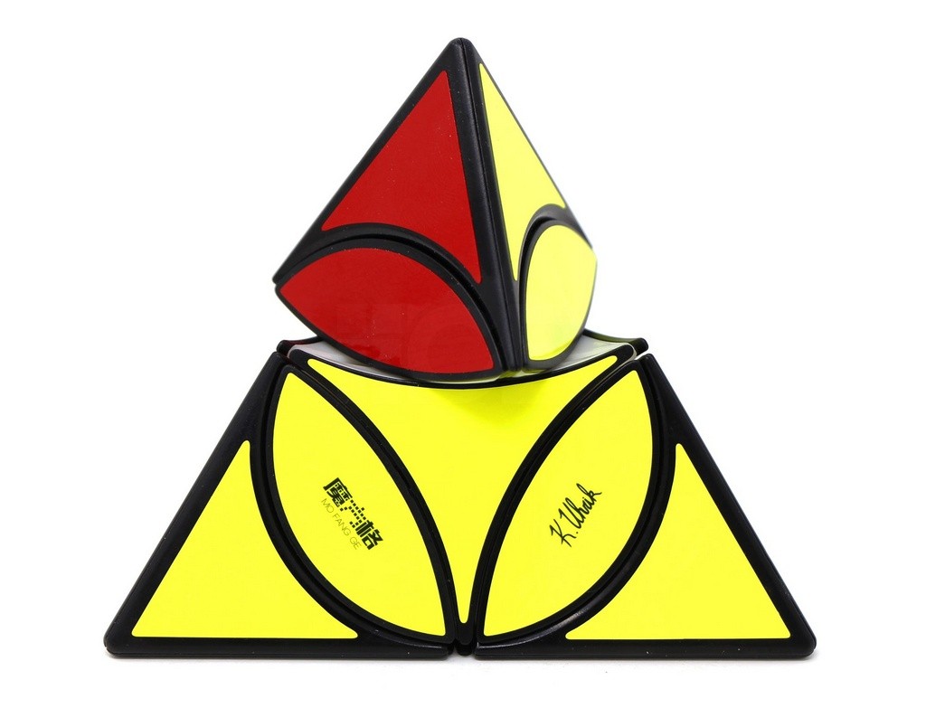 Pyraminx Coin QiYi em ângulo lateral destacando o perfil plano do puzzle
