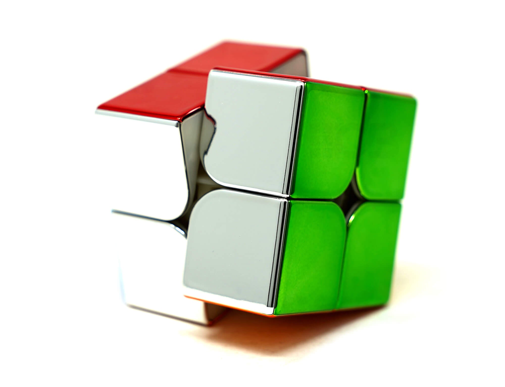 Cubo Mágico 2x2 SengSo Legend M Metálico — ângulo lateral mostrando reflexo metálico das peças