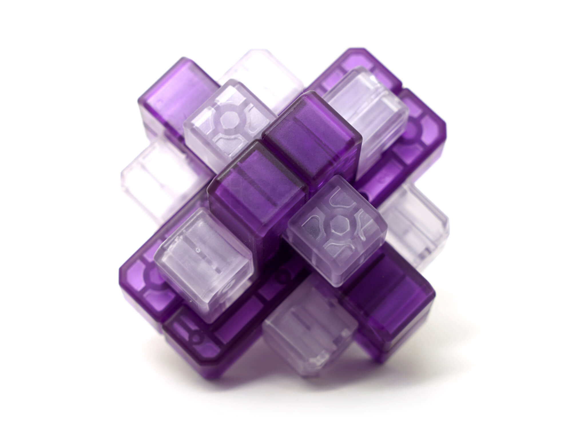 Kong Ming Sealed Lock roxo desmontado, exibindo as peças separadas do puzzle
