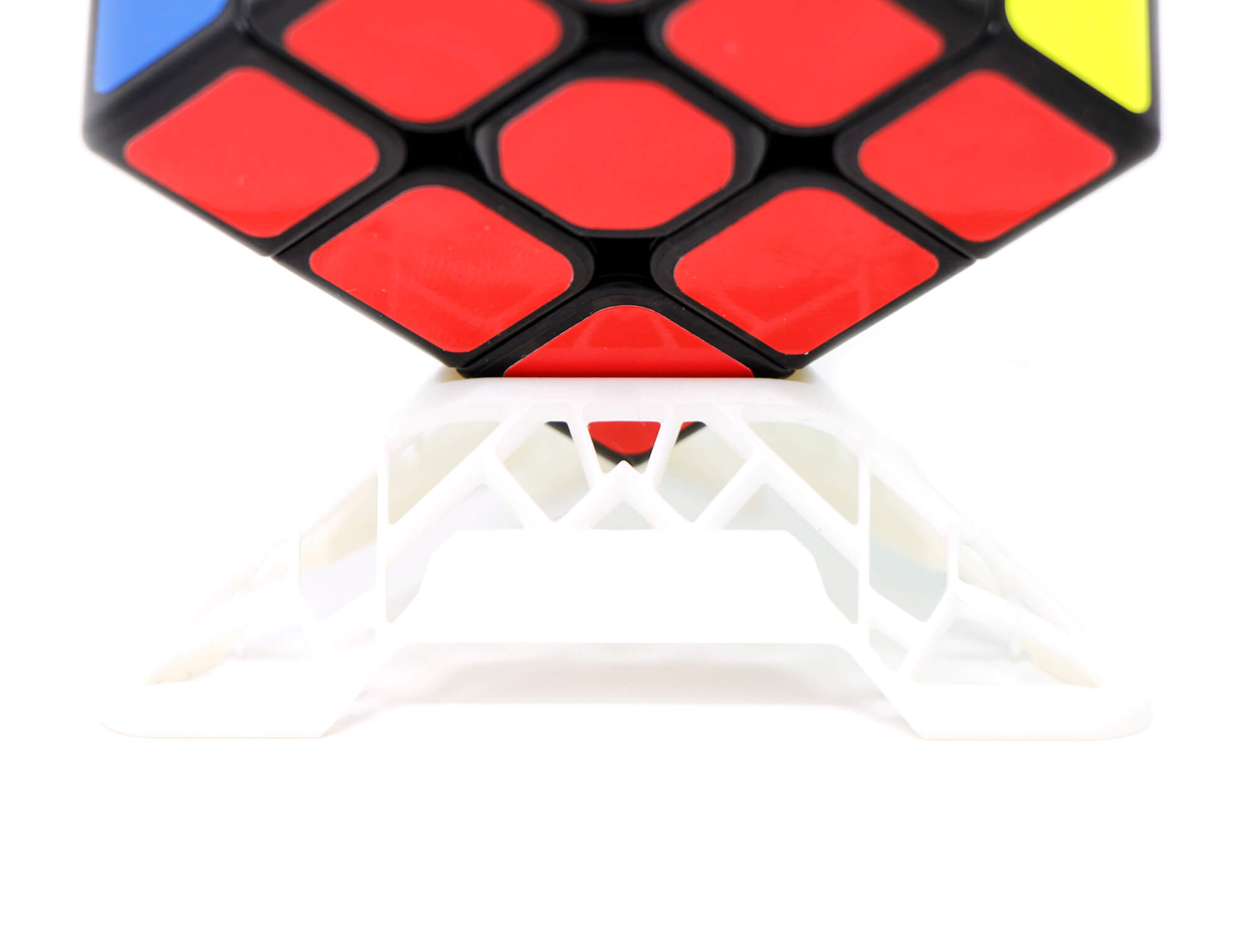 Detalhe do design em espiral da base expositora DNA QiYi branca