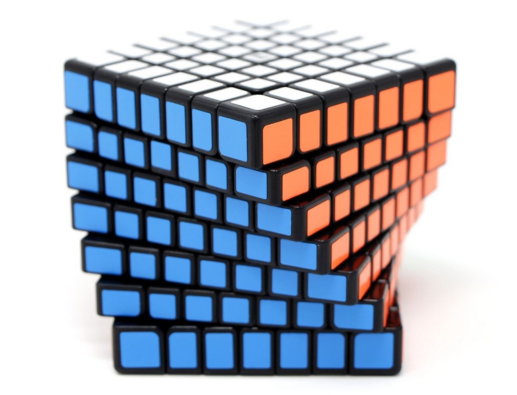 Cubo Mágico 7x7 QiYi QiXing stickerless — vista frontal mostrando as 7 camadas e as peças coloridas