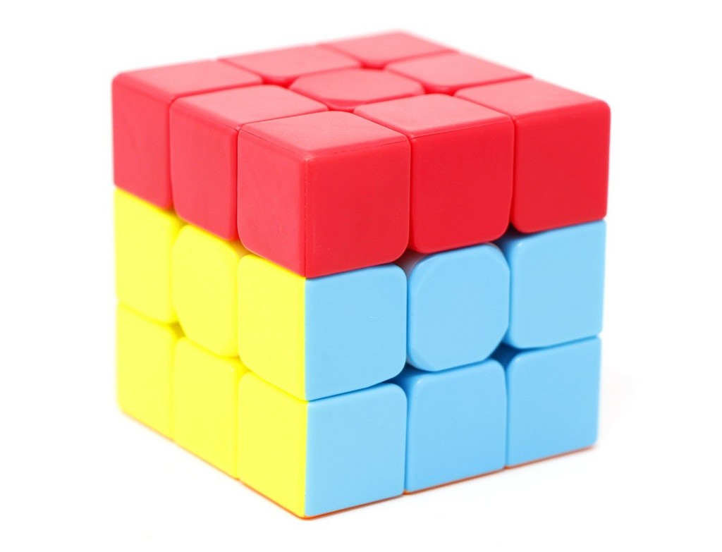Cubo Mágico QiYi Kids Hat posicionado em ângulo para mostrar tamanho compacto