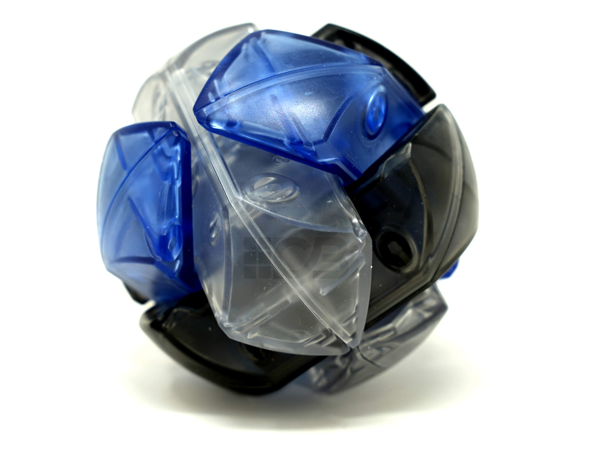 Kong Ming Lock Football QiYi em peças translúcidas coloridas, vista frontal do puzzle montado