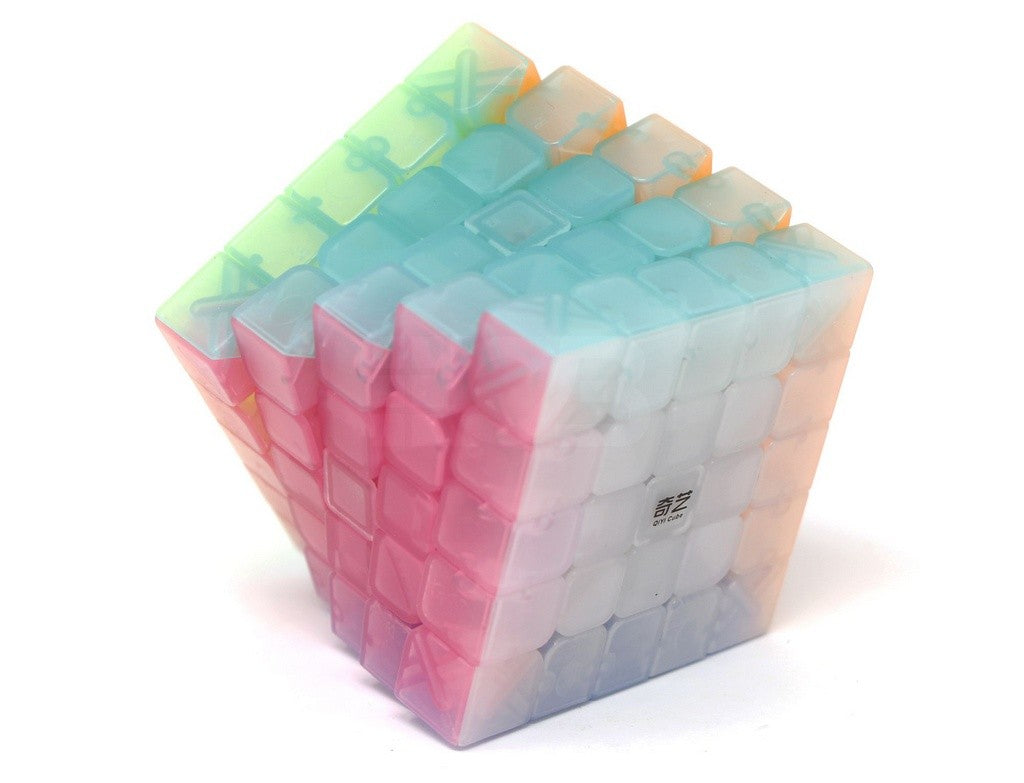 Cubo Mágico 5x5 QiYi Qizheng Jelly Stickerless — vista frontal com acabamento translúcido multicolorido