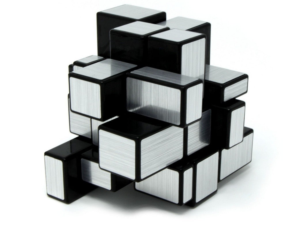 Mirror Blocks 3x3 QiYi prateado no formato cúbico resolvido, visto de frente