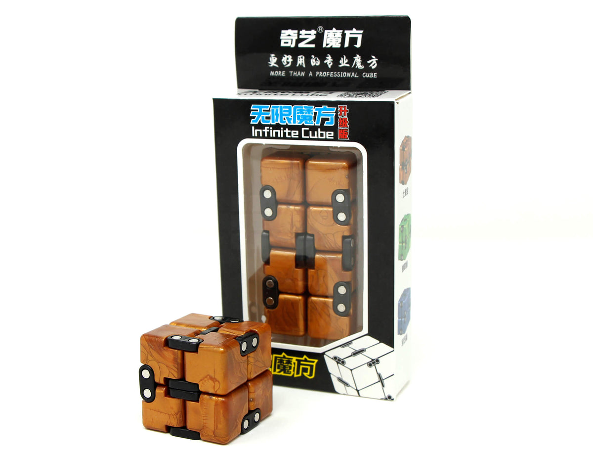 Cubo Infinito Dourado QiYi fechado ao lado da embalagem Infinite Cube