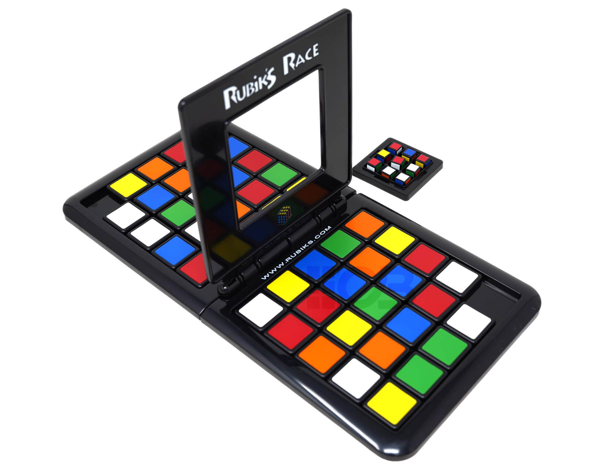 Vista superior do jogo Rubik's Race montado com o gerador de padrão central entre os dois tabuleiros