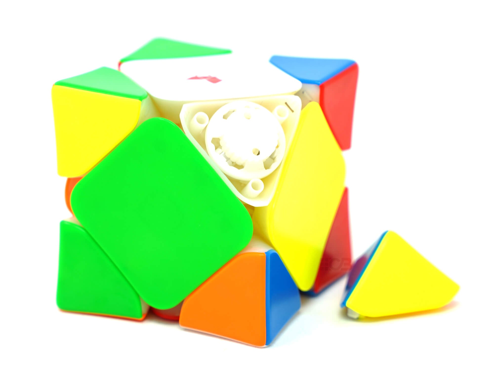 Detalhe das peças stickerless do Skewb X-Man Wingy V2 em posição embaralhada